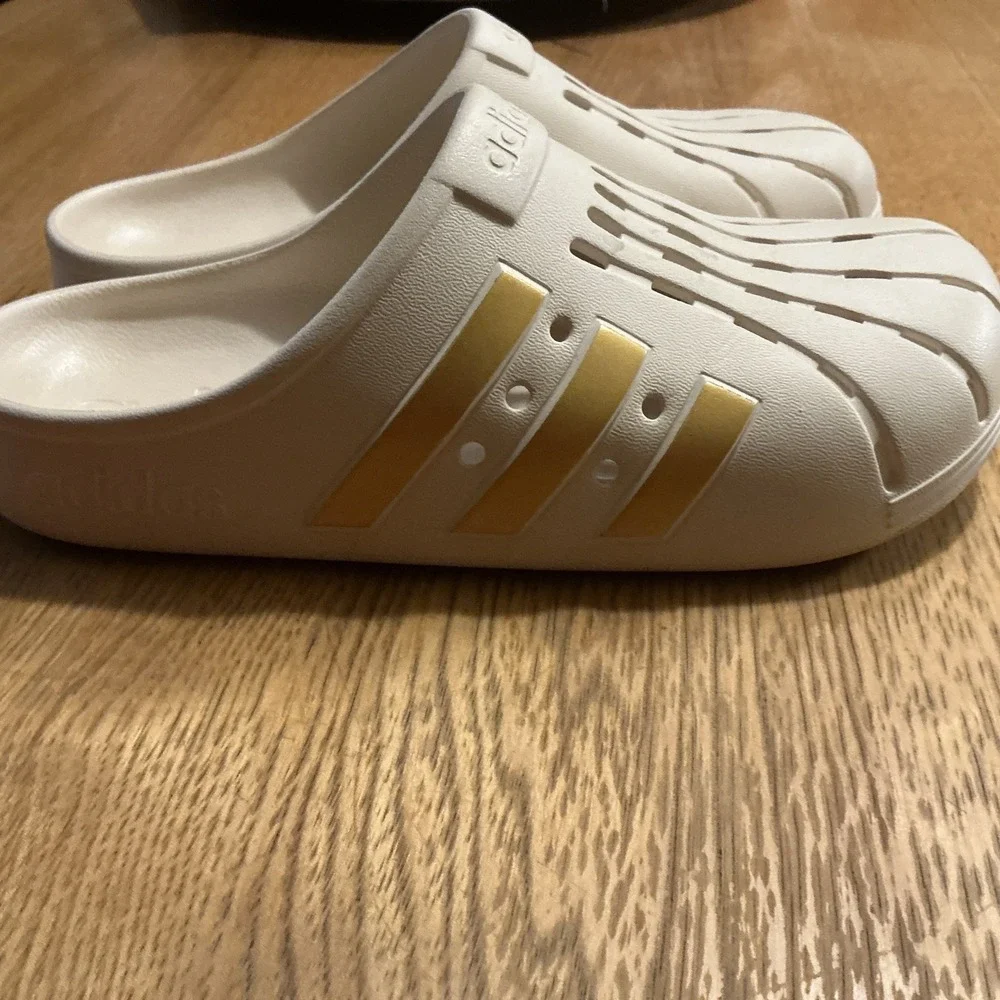 Adidas 0822702005 Size 7 Cream & Gold Slides